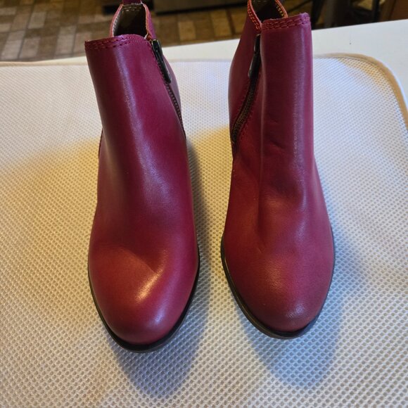 Red Lucky Brand 8 W booties, never been worn - Picture 4 of 4